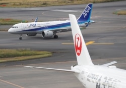 Pesawat Japan Airlines (JAL) dan All Nippon Airways (ANA) di tengah wabah COVID-19, di Bandara Haneda, Tokyo, Jepang, 30 Oktober 2020. (Foto: REUTERS/Issei Kato )