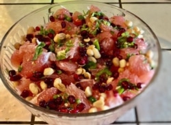 Pemelo salad jeruk Bali disajikan Ibu Lianna bersama santapan khas Thanksgiving-Lianna Quick (foto: courtesy).