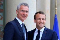 2018年5月15日法国总统马克龙在巴黎爱丽舍宫举行会议前向北约秘书长斯托尔滕贝格致意。