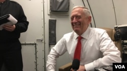 Ông Jim Mattis trên chuyên cơ trong chuyến công du Đông Nam Á. (Photo: B. Gallo / VOA)
