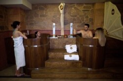 Orang-orang mandi di Beer Spa of Spain pertama yang dibuka di Granada, Spanyol selatan, pada 13 Februari 2018. (Foto: AFP/Jorge Guerrero))