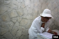 Margarita Vardena is one of the oldest Damas. At 71, she has no fear of being detained in Havana, Cuba. (V. Macchi / VOA)