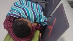 El venezolano Jorge Luis duerme en la silla del aeropuerto en su intento de llegar a México desde Maracaibo, Venezuela. Foto: Cortesía