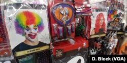 Una peluca de payaso y otros accesorios en una tienda de disfraces en Estados Unidos.