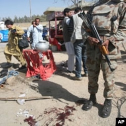 Security at the site of a bomb attack in Quetta, 27 Oct 2010