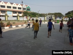 Pengungsi anak saat bermain di halaman depan bekas kantor Kodim di Kalideres. (Foto: VOA/Sasmito)