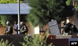Malian troops take position outside the Radisson Blu hotel in Bamako on November 20, 2015. Gunmen attacked the luxury hotel in Mali's capital Bamako, seizing 170 guests and staff in an ongoing hostage situation that has left at least three people dead.