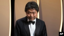 Sutradara Hirokazu Kore-eda saat menang di Palme d'Or untuk film "Shoplifters" di 71st international film festival, Cannes, Perancis, 19 Mei 2018 (dok: AP)