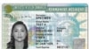 ARCHIVO - Muestra de una Tarjeta de Residente Permanente, también conocida como Green Card o Tarjeta Verde, expedida por el Servicio de Ciudadanía e Inmigración de Estados Unidos (USCIS en inglés). 