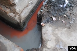 Effluent clogs gutters in Hazaribagh. The new, modern tannery zone has an effluent treatment plant, but construction is not finished. (A. Yee/VOA)