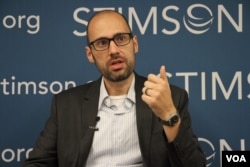 រូបឯកសារ៖ លោក Sebatian Strangio អ្នក​និពន្ធ និង​អ្នក​សារព័ត៌មាន ពិភាក្សា​អំពី​ការ​បោះឆ្នោត​ឃុំសង្កាត់ ឆ្នាំ​២០១៧​នៅ​ប្រទេស​កម្ពុជា​នៅក្នុង​កិច្ចពិភាក្សា​មួយដែល​ត្រូវបាន​រៀបចំ​ឡើង​ដោយ​មជ្ឈមណ្ឌល Stimson Center នៅ​រដ្ឋធានី​វ៉ាស៊ីនតោន កាលពីថ្ងៃទី៨ ខែមិថុនា ឆ្នាំ២០១៧។ (ហុង ចិន្តា/VOA)​