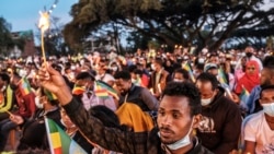 Seorang pria tampak memegang lilin dalam acara peringatan mengenang korban yang berjatuhan akibat konflik di Tigray. Acara digelar di ibu kota Ethiopia, Addis Ababa, pada 3 November 2021. (Foto: AFP/Eduardo Soteras)