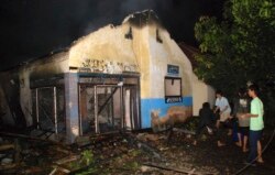 Pengikut aliran minoritas Islam Ahmadiyah memadamkan masjid yang terbakar di Desa Ciampea, Jawa Barat, 1 Oktober 2010. (Foto: Reuters)