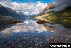 មេឃ និង​ភ្នំ ចាំងពី​ទឹក​បឹង St. Mary’s Lake នៅ​ក្នុង​ឧទ្យាន Glacier National Park ក្នុង​រដ្ឋ Montana។ (រូបថត៖ David Fortney, Courtesy of MacGillivray Freeman Films)