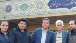 Türk dil haqları fəalları Həmid Mənafi, Əlirza Fərşi, Əkbər Azad və Behnam Şeyxi insan haqları vəkili Məhəmmədrza Fəqihi (ortada) ilə birlikdə