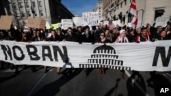 El decreto de Trump provocó una confusión interminable para muchos extranjeros que intentaban llegar a Estados Unidos, desató manifestaciones en todo el país y fue desafiado con múltiples iniciativas jurídicas.