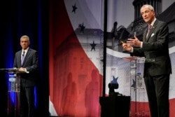 Gubernur petahana New Jersey, Phil Murphy (Demokrat), kanan, berpidato, sementara penantangnya, Jack Ciattarelli (Republik) mendengarkan saat berlangsungnya debat calon gubernur di Aula Konser Pfleeger Universitas Rowan di Glassboro, New Jersey, 12 Oktober 2021. (AP Photo/Frank Franklin II,