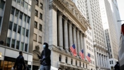 Un hombre camina en Nueva York usando una máscara protectora. A medida que los casos de coronavirus aumentan en Estados Unidos,el temor crece y las personas toman medidas para evitar contagios.