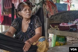 ង៉ា រួត អាយុ៥៨ឆ្នាំ គឺជាកសិករ​ម្នាក់នៅ​ខេត្ត​បាត់ដំបង ដែល​ទើប​តែ​មាន​វិទ្យុ​ស្តាប់​ជា​លើក​ដំបូង នៅ​ពេល​កូន​ស្រី​របស់​អ្នកស្រីបាន​ទិញវិទ្យុ​មួយ​ឲ្យ​អ្នក​ស្រី។ (ខាន់ សុគុំមនោ/VOA)