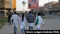 Jovens estudantes caminham pelas ruas de Benguela, Angola