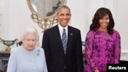 Britain's Queen Elizabeth II (left) stands with the President and First Lady of the United States Barack Obama and his wife Michelle, in the Oak Room at Windsor Castle ahead of a private lunch hosted by the Queen, in Windsor, Britain, April 22, 2016.