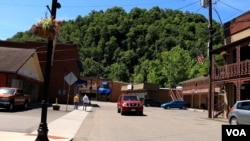 A road and store fronts are seen on in the town of Haysi, Virginia (N. Yaqub/VOA). With declining demand for coal, some counties in Virginia are now undertaking projects to attract tourists and adventure seekers.
