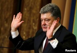 Ukraine's President Petro Poroshenko speaks during a news conference at the Japan National Press Club in Tokyo, April 6, 2016.