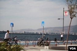 In a neighborhood in Izmir, Turkey where refugees and smugglers meet to arrange passage to Europe, many travelers are afraid to be photographed, worried they will be sent back to Syria.