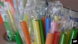 FILE - Wrapped plastic straws at a bubble tea cafe in San Francisco, July 17, 2018. "We’re going back to plastic straws," President Donald Trump said as he signed an executive order directing the federal government to stop buying paper straws.