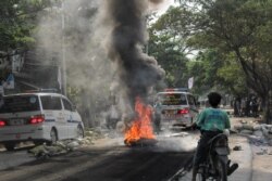 Nyala api dan asap akibat ban yang dibakar, terlihat di tengah jalan saat berlangsungnya protes menentang kudeta militer, di Mandalay, Myanmar 1 April 2021. REUTERS / Stringer