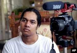 Rishi Sharma interviews World War II veteran William Hahn, at his home in Los Angeles on Oct. 17, 2016. (AP)