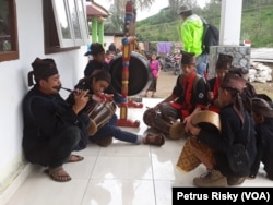 Anak-anak suku Tengger membunyikan gamelan slompretan mengiringi peresmian dan penyerahan sekolah (Foto: VOA/Petrus Riski)