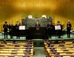 Para anggota "BTS" dari kiri: Taehyung/V, Suga, Jin, RM, Jungkook, Jimin dan J-Hope berbicara di Majelis Umum PBB, Senin (20/9).