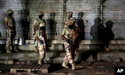 Pakistani paramilitary troops take up positions during a gunbattle with militants in Karachi, Pakistan, April 25, 2017.