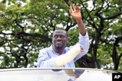 Opposition leader Kizza Besigye waves to his supporters prior to his arrest at gunpoint in late April.