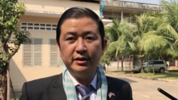 លោក ឆាយ វិសុទ្ធ ប្រធាន​សារមន្ទីរ​ឧក្រិដ្ឋ​កម្ម​ប្រល័យ​ពូជសាសន៍​ទួលស្លែង​ថ្លែង​ទៅកាន់​អ្នកកាសែត នៅ​ថ្ងៃទី​១៦ ខែមករា ឆ្នាំ២០២០ នៅ​សារមន្ទីរ​ទួលស្លែង។ (ហ៊ុល រស្មី/VOA)