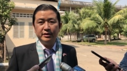 Chhay Visoth, director of Tuol Sleng Genocide Museum, talks to reporters at Tuol Sleng Museum, January 16, 2020. (Hul Reaksmey/VOA Khmer)