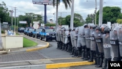 Desde tempranas horas de la mañana, la zona donde se realizaría la marcha ubicada en la rotonda Jean Paul Genie fue tomada por antimotines y técnica canina. Foto: Daliana Ocaña - VOA.