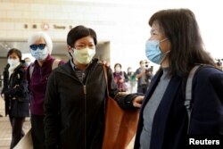 香港電台編導蔡玉玲 (照片中間) 在2021年1月首次出庭 (路透社資料照片）