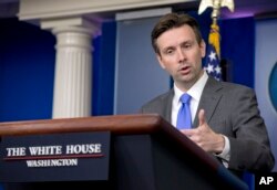 White House press secretary Josh Earnest speaks during the daily news briefing at the White House in Washington, Sept. 15, 2014.