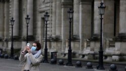 Turisti ispred zatvorenog Luvra u Parizu