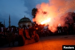 A cannon fires a ceremonial shot to start iftar, the evening meal for breaking fast, on the first day of the holy fasting month of Ramadan at Sultanahmet Square in Istanbul, Turkey, May 27, 2017.