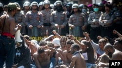 Para mahasiswa dari Provinsi Papua saat berunjuk rasa di Surabaya, 1 Juli 2019. (Foto: AFP)