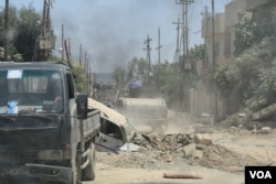 Neighborhoods in west Mosul, Iraq, are devastated after the fighting, and many Iraqi-controlled areas have almost no families left. June 4, 2017. (H. Murdock/VOA)