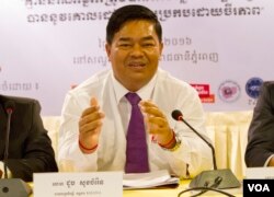 លោក ជួប សុខចំរើន នាយក​ប្រតិបត្តិ​អង្គការ​ Khana ថ្លែង​នៅ​ក្នុង​សន្និសីទ​សារព័ត៌មាន​ នៅ​រាជធានី​ភ្នំពេញ កាល​ពីថ្ងៃព្រហស្បតិ៍ ទី​២២ ខែធ្នូ ឆ្នាំ​២០១៦។ (អ៊ិត សូធឿត/VOA)