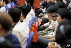 Students and others listen as Secretary of State John Kerry speaks at Ho Chi Minh University of Technology and Education, Jan. 13, 2017 in Ho Chi Minh City, Vietnam.