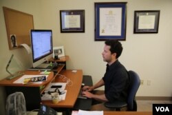 Efren Olivares, with the Texas Civil Rights Project, tries to get legal representation for asylum-seekers. (Photo: A. Barros / VOA)