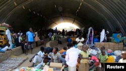 Des familles déplacées dans un entrepôt de l'Onu près de Juba