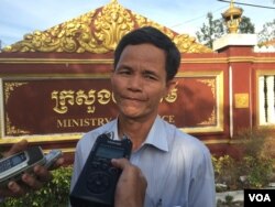 រូបឯកសារ៖ លោក​មេធាវី​ ជួង ជូងី​ និយាយ​ជាមួយ​អ្នកសារព័ត៌មាន​នៅ​ខាងក្រោយ​សាលាឧទ្ធរណ៍​អំពីការ​ចង់​បាន​របស់លោក​ គឹម សុខ​ ក្នុង​ការ​ជួប​លោក​នាយករដ្ឋមន្ត្រី ហ៊ុន សែន កាលពី​ថ្ងៃទី​៣១​ ខែ​មីនា​ ឆ្នាំ​ ២០១៧។ (ហ៊ុល​ រស្មី/VOA)