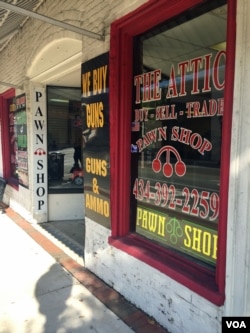 Storefronts can be seen along a main street in downtown Farmville, Virginia, where the 2016 vice presidential debate will be held at Longwood University, Oct. 3, 2016. (K. Gypson / VOA)